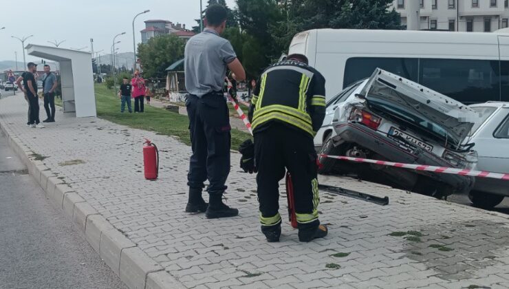 Tırın çarptığı otomobil park halindeki araçlara çarptı