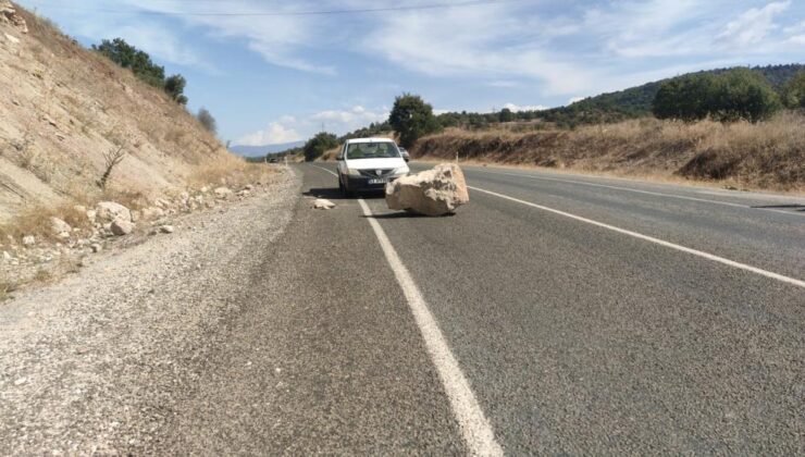 Tepeden kopan taş yola düştü