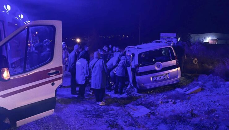 İşçi servisi ile hafif ticari araç çarpıştı: 10 yaralı