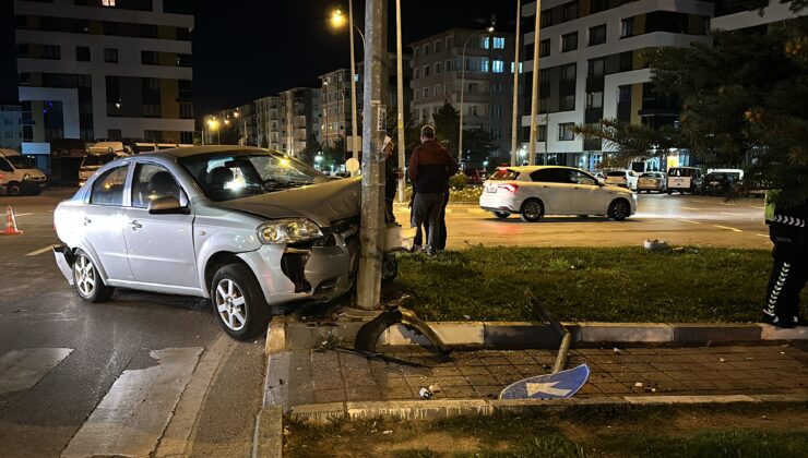 Arıza yapan aracı iterken kazaya neden oldular