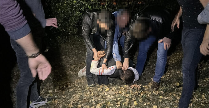 Polis aracına çarpıp kaçan şüpheliler, saklandıkları arazide tek tek yakalandı