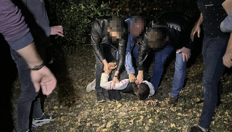 Polis aracına çarpıp kaçan şüpheliler, saklandıkları arazide tek tek yakalandı