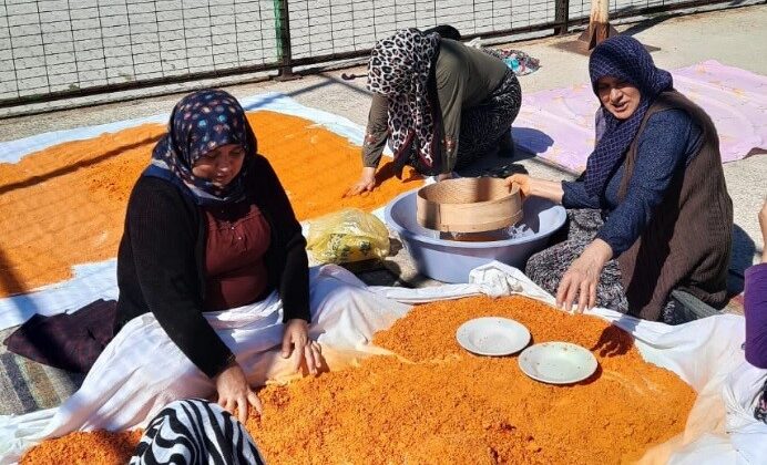 Tavşanlı’da kadınların tarhana mesaisi başladı