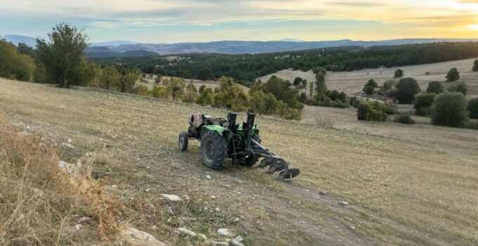 Devrilen traktörün altında kalan çiftçi hayatını kaybetti