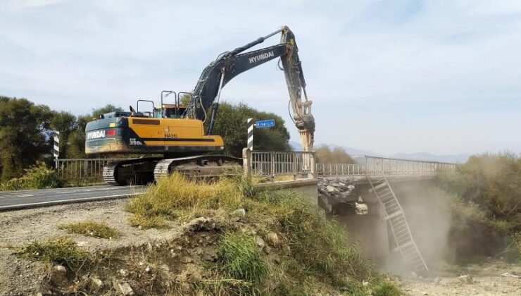 Hisarcık’ta 70 yıllık köprü yıkılıyor