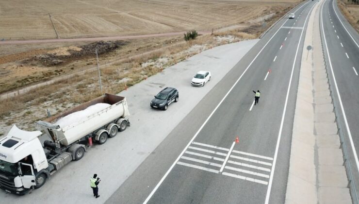 Jandarma, yük ve yolcu taşıyan araçları denetlendi