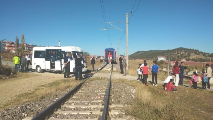 Korkutan kaza ucuz atlatıldı! Öğrenci servisi trene çarptı