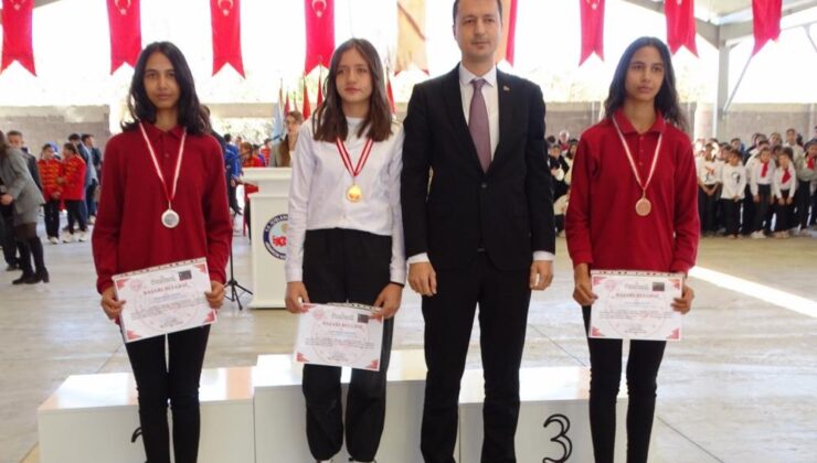 Hisarcık’ta başarılı öğrenciler ödüllendirildi