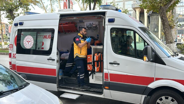 Elektrikli bisiklet kaldırımdaki yayaya çarptı: 2 yaralı