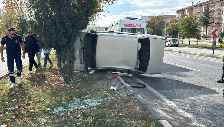 TIR ile çarpışan otomobil, orta refüje çıkıp yan yattı: 1 yaralı