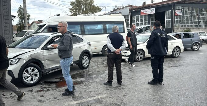 Dikkatsizlik kazayı beraberinde getirdi: 2 yaralı