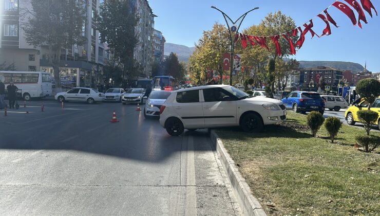 Kavşakta kaza! Otomobil orta refüje çıktı