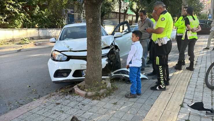 Kontrolden çıkan otomobil ağaca çarptı