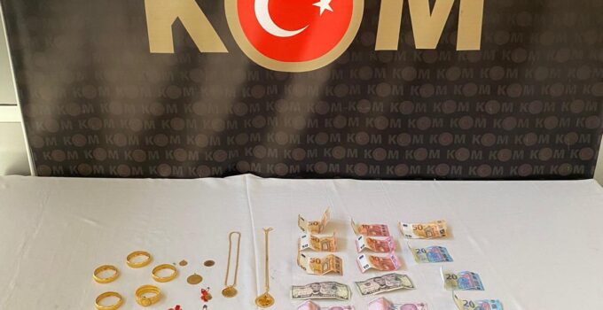 Kütahya polisi, telefon dolandırıcılarının çaldığı altınları sahibine teslim etti