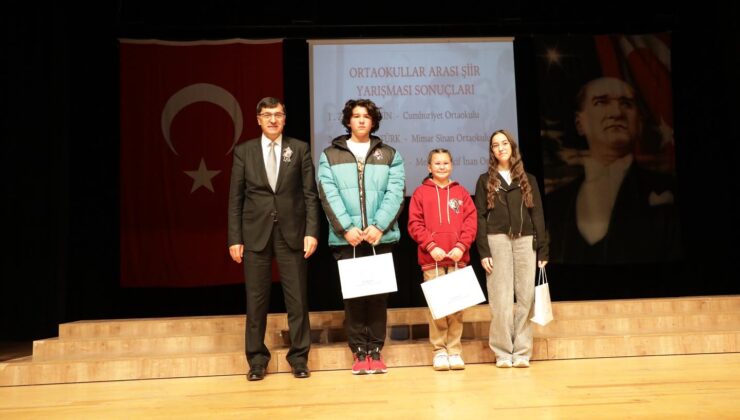 Atatürk’ü Anma Günü Programı’nda başarılı öğrenciler ödüllendirildi