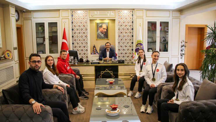 Şampiyon karatecilerden Başkan Derin’e teşekkür ziyareti