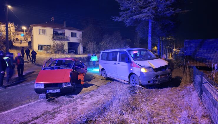 Otomobil ile minibüs çarpıştı: 5 yaralı