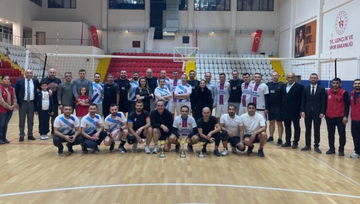 Voleybol turnuvasının şampiyonu Tavşanlı Emniyeti oldu