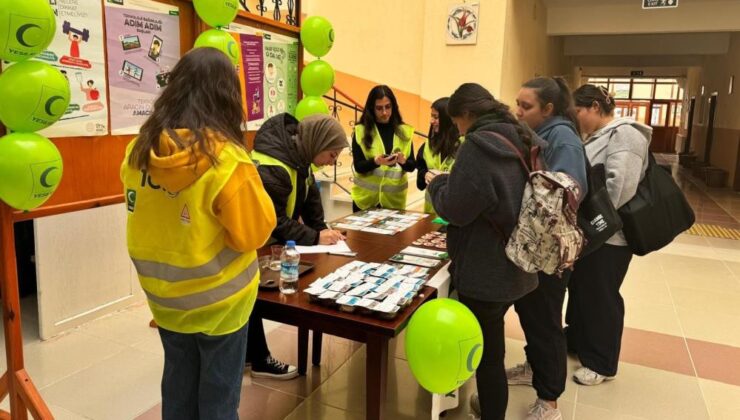 Gönüllü öğrencilerden Yeşilay tanıtımı