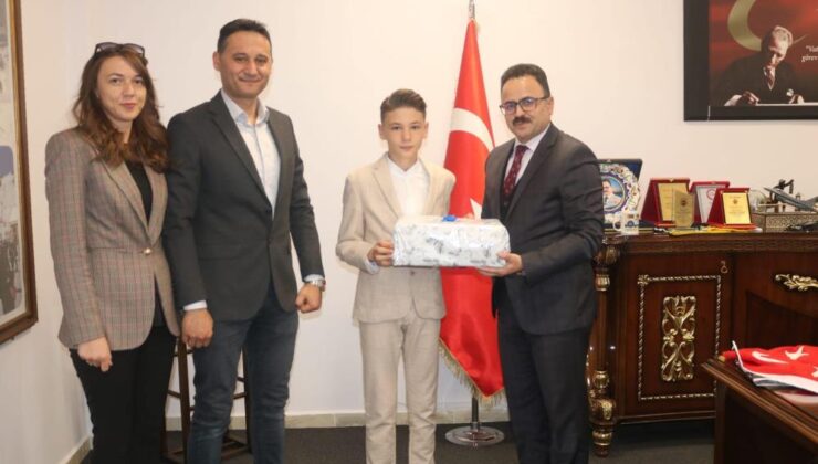 Kaymakam Alkan Türkiye Şampiyonu olan Gedizli genci makamında ağırladı