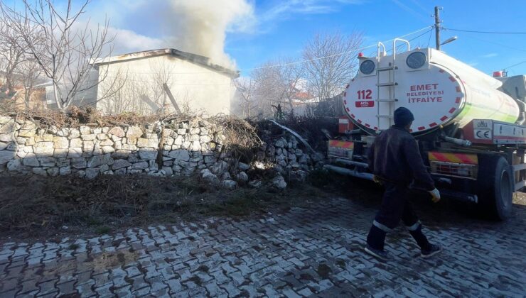 Emet’te çıkan ev yangını büyümeden söndürüldü