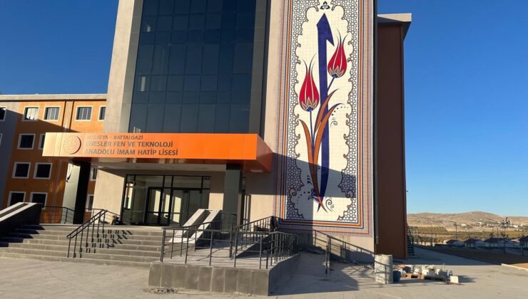 Kütahya’da üretilen dev eser Malatya’daki okulu süslüyor