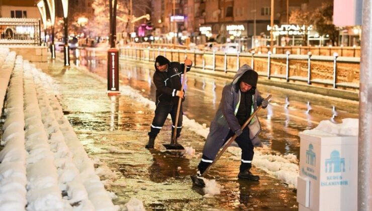 Belediye ekiplerinden kar mesaisi