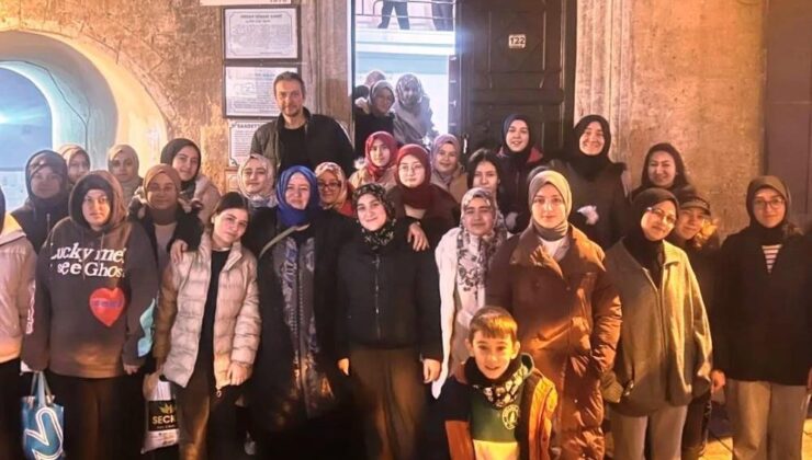 Kız öğrenciler sabah namazında buluştu