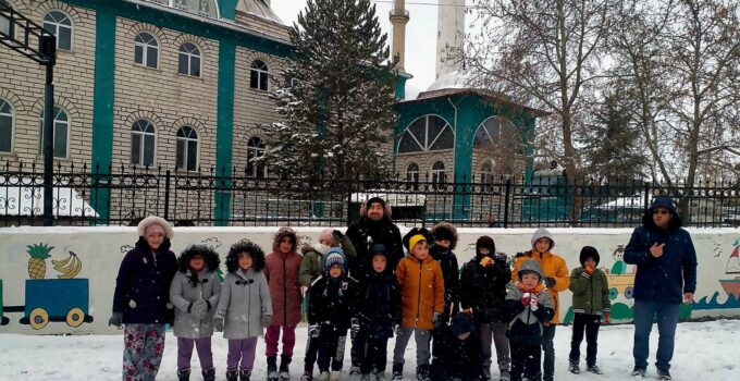 Çocuklar mevsimin ilk karını dualarla karşıladı