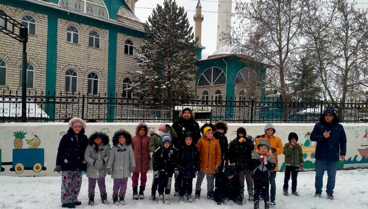 Çocuklar mevsimin ilk karını dualarla karşıladı