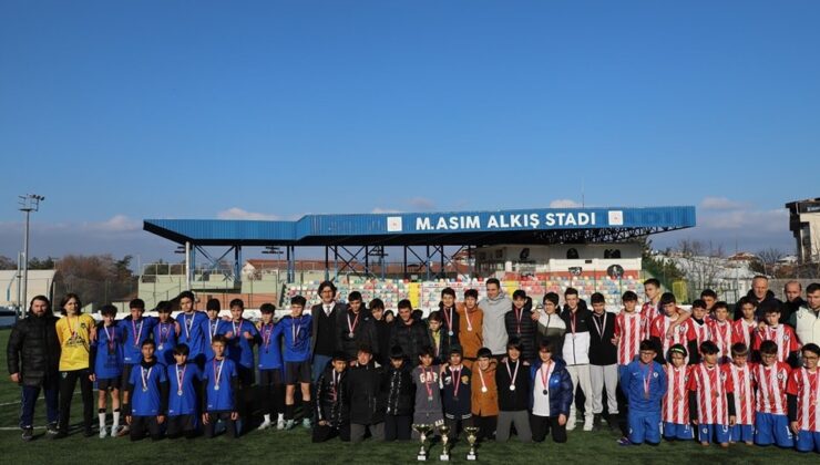 Öğrenciler futbolda kupa için mücadele etti