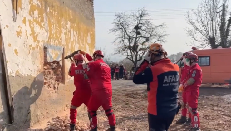AFAD ekiplerinden nefes kesen tatbikat