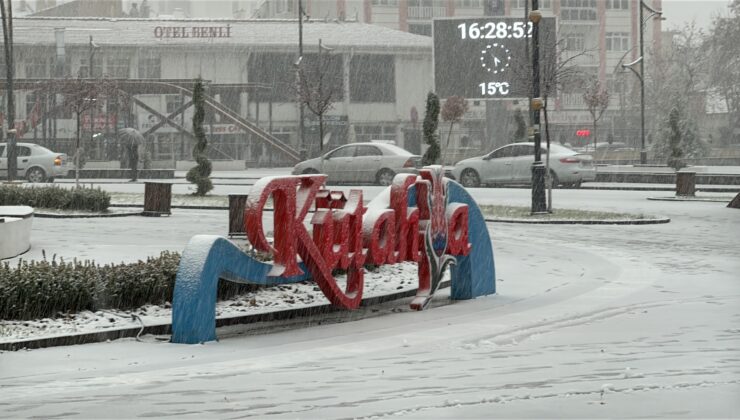 Kütahya’da beklenen kar yağışı başladı