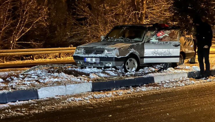 Buzlanma kazaya neden oldu! Otomobil orta refüje çıktı