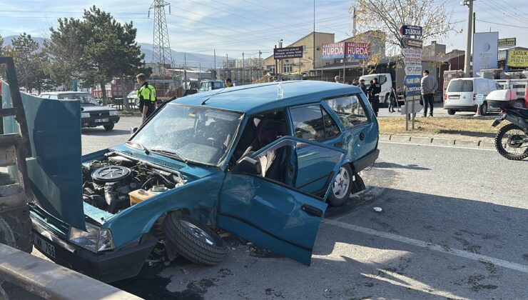 Araçta sıkışan sürücüyü itfaiye ekipleri kurtardı