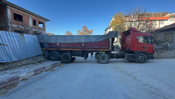 Freni boşalan TIR’ı, inşaat halindeki okulun duvarı durdurdu