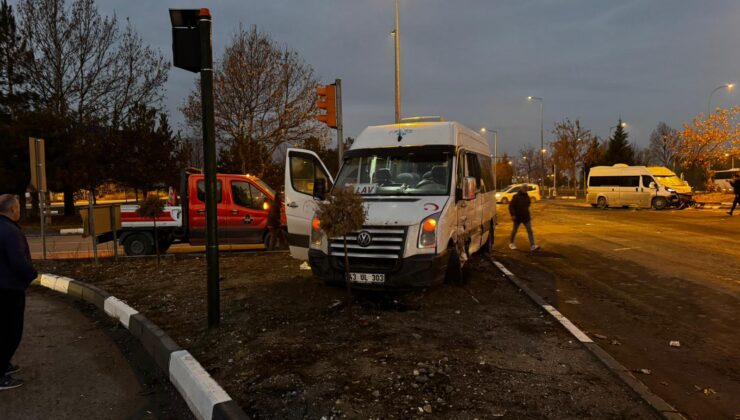 Servis minibüsleri çarpıştı: 1 yaralı