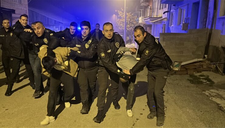 İntihar eden gencin babasına saldırıp, polise mukavemet eden 6 şüpheli gözaltına alındı