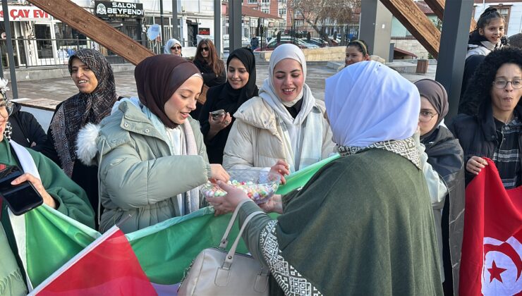 Esad devrildi, Kütahya’daki Suriyeliler kutlama yaptı