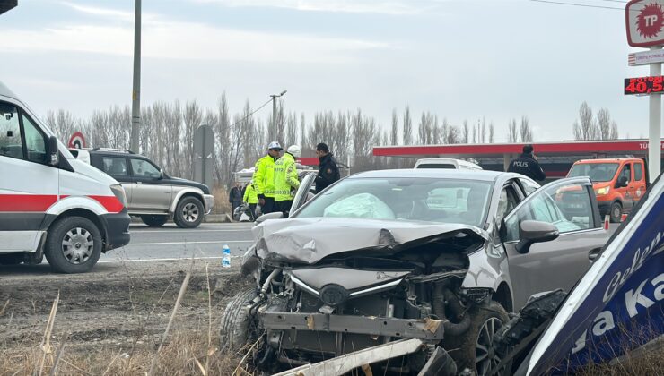 İki otomobilin çarpıştığı kazada 2 kişi yaralandı