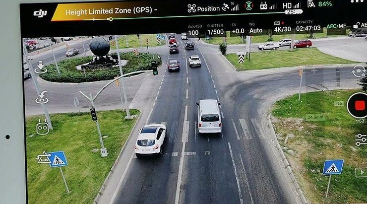 Direksiyon başında telefonla konuşan sürücüler denetime takıldı