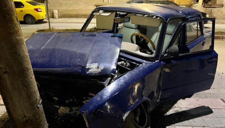 Otomobil önce refüje sonra direğe çarptı: 2 yaralı