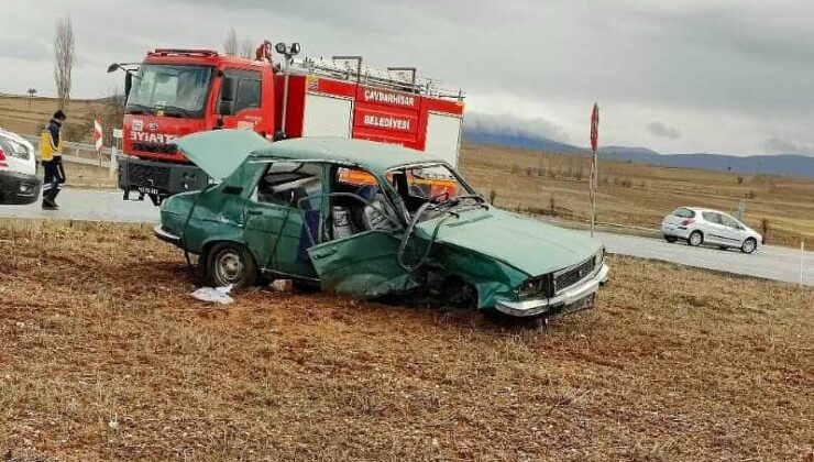 Hayvan yüklü kamyonet ile otomobil çarpıştı: 2 yaralı