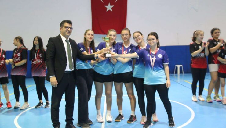 Badminton Turnuvası’nda şampiyonlar kupalarını aldı