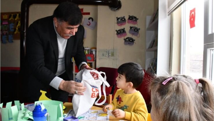 Başkan Mustafa Koca’dan minik öğrencilere destek