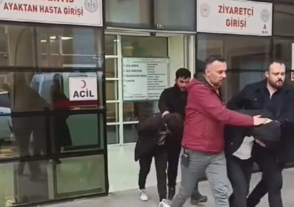 Çaldıkları cep telefonlarıyla dolandırıcılık yapan çete çökertildi: 2 tutuklama
