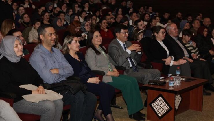 Komedi tiyatro oyunu keyifli anlar yaşattı