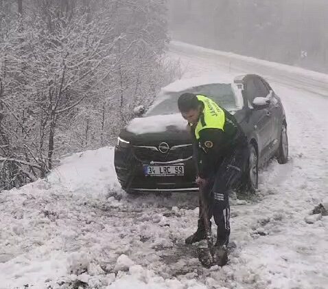 Kar yağışı sürücülere zor anlar yaşattı