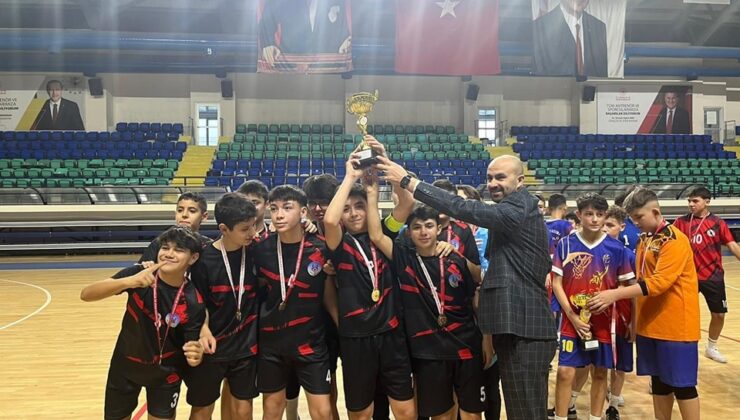 Futsal’da kupa ve madalyalar sahiplerini buldu