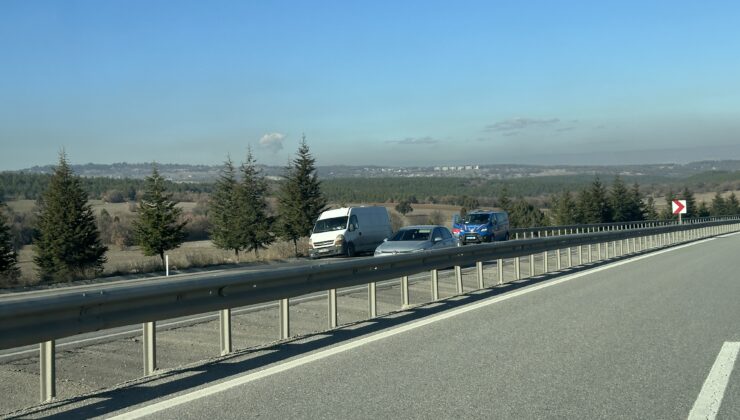Direksiyon başında rahatsızlanan sürücünün yardımına koştular